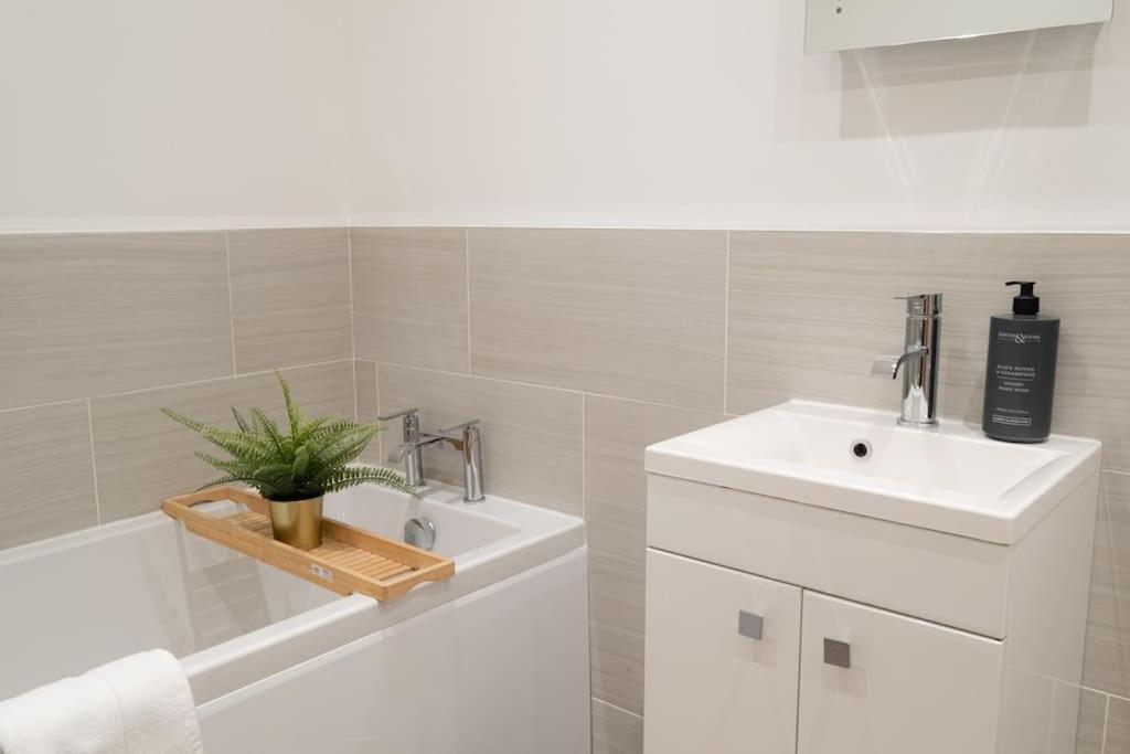 2 Bed 2 Bath Spacious Apartment In Central 애버딘 외부 사진