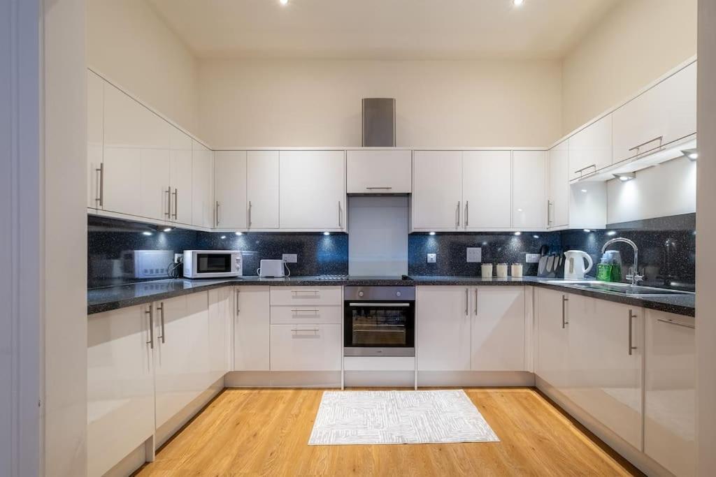 2 Bed 2 Bath Spacious Apartment In Central 애버딘 외부 사진